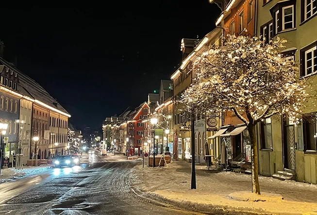 Mit dem Start der Vorweihnachtszeit ist der Friedrichsplatz wieder in beide Richtungen befahrbar (Foto: Stadt Rottweil / Bisinger). 